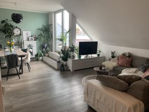 lichtdurchflutete 2-Zimmer-DG-Wohnung mit Loggia