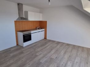 renovierte 2-Zimmer-DG-Wohnung in zentraler Lage!