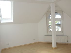 renovierte 2 1/2-Zimmer-DG-Wohnung mit neuer Einbauküche in St. Jürgen vor dem Mühlentor